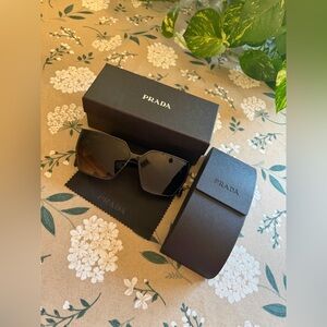 Women’s Designer Sunglasses Large Cat Eye Beautiful Black and Gold